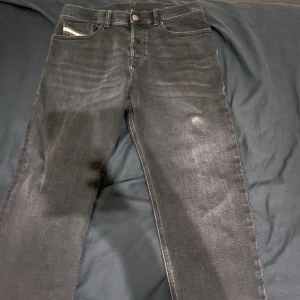 Diesel jeans  - Skick 8/10 liten defekt på ena benet annars som ny. Nypris:2000kr