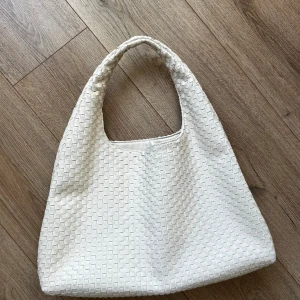 Väska från NAKD  - Trendig väska som används men inga skavanker förutom att det är läpppenna som har ritat lite innuti! Be om mer bilder om du vill det❤️