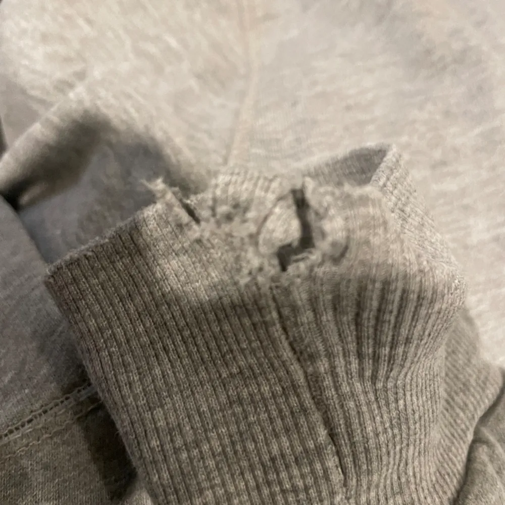 En skön chill grå zip hoodie från lager 157 som jag har haft men ej kommit till användning. De har en lite skada vid armen. sen är de en liten blå fläck vid dragkedja🙌🏽. . Tröjor & Koftor.