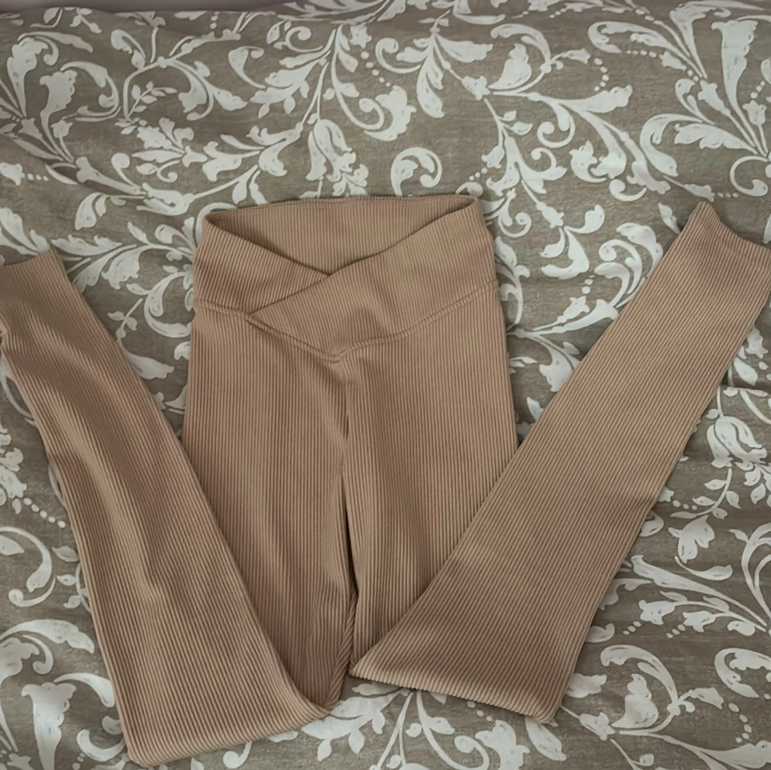 Beiga ribbade träningsbyxor med v-ring - 90