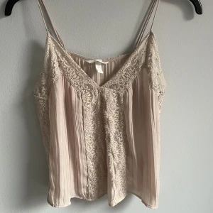 Linne - Supersöt topp som passar till både hemmakväll och krök men som tyvärr inte längre kommer till användning. Skriv för mer bilder eller frågor!