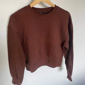 Fin varm brun tröja från Zara som är använd fåtal gånger, i bra skick. Den är i str s men passar lika bra för de som har xs. ❤️