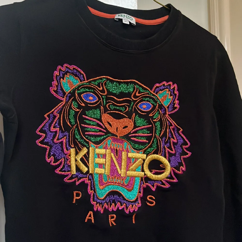 Kenzo sweatshirt i så bra skick! Endast använd ett fåtal gånger. Broderad med glitter! Storlek XS. Nypris 1 970 kr 💕. Tröjor & Koftor.