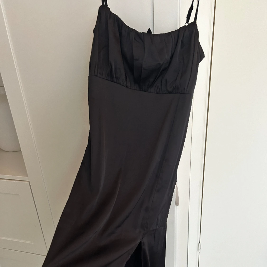 Svart klänning med slits  - 90