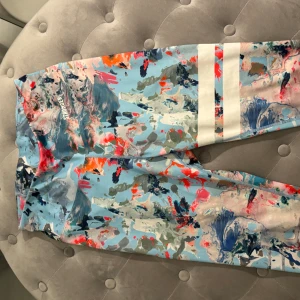 Stronger byxor - Säljer mina stronger byxor som är använda 1-2ggr och är i nyskick ❤️köpt för 800kr Skriv angående frågor 