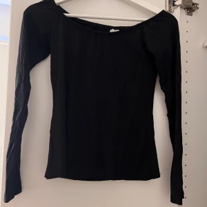 Toppar - Säljer dessa tre toppar 20kr/st eller alla tre för 50krk  Det är shorlek S/Mköpta från nelly och Ginatricot.