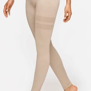 Stronger tights  - Jätte fina tights som är ribbade som är knappast andvända och i så bra skick nypris är 699 men jag säljer för 350kr🤍