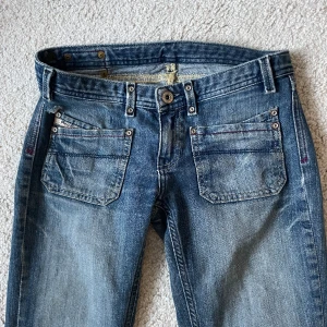 Lågmidjade disel jeans  - Säljer nu mina super snygga blåa lågmidjade bootcut disel jeans i storlek XS då dem inte kommer till användning för mig och är endast använda 1 gång så därför mycket bra skick.  