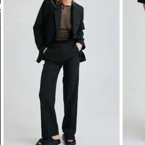 Kostymbyxa  - Fin kostymbyxa (Jackie) som tyvärr är för stora för mig och därför säljer jag de, använda 1 gång 💞Stl 42 