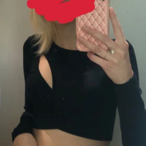 SVART TRÖJA - Svart tröja med en öppning!  Använd fåtal gånger så i bra skick! 