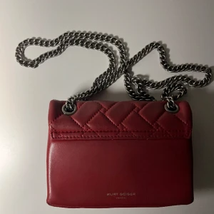 Kurt geiger väska - Röd liten kurt geiger väska i jättefint skick, skriv privat för egna bilder.