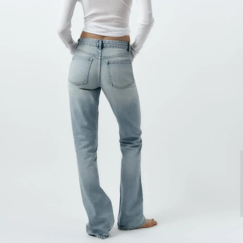 Mid waist bootcut jeans från zara, använd 1 gång men är tyvärr för små (därav tyvärr inga egna bilder med de på)❤️ Använd gärna köp nu!. Jeans & Byxor.