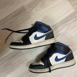 Äkta Jordan 1s köpta från kickscrew i storlek 36 som kommit till användning mycket. Efter en tvätt och nya snören kommer dem bli som nya. Dem har även jack på sulorna annars är de i bra skick. 