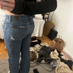 Lågmidjade jeans - Lågmidjade jeans i bra skick. Köpta i USA och är i storlek 29 vilket är typ xs/s i vanlig storlek. Pris kan diskuteras 