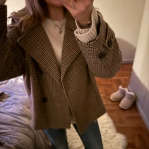 Arket kappa - Säljer min populära arket kappa nu, såå fin och perfekt nu inför våren!!  Sparsamt använd och inga defekter, kan gå ner i pris vid snabbaffär🩷 Egna bilder 