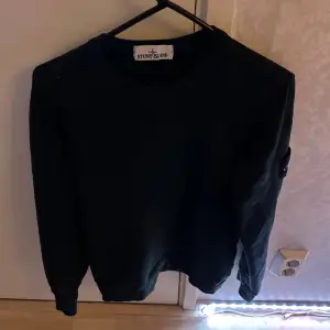 Säljer denna svarta Stone island sweatshirt. Storlek S använd 2 gånger och köpt på NK. Nyspris ligger på runt 3000 kr. dm för mer info