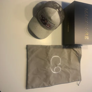 Maggiore S3 C9 mycket fint skick - Säljer denna snygga Maggiore keps!  Bag och Box medföljer  Kepsen är i mycket bra skick, inga missfärgningar eller liknande. Nypris: 800kr  Mitt pris: 450kr Föresrar en smidig affär, först till kvarn!