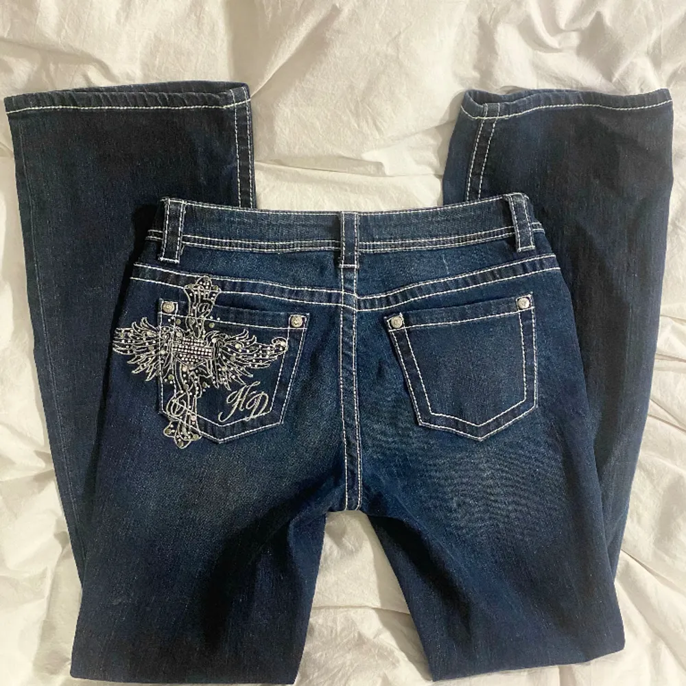 Säljer dessa unika Harley davidson bootcut jeans! Jag är 177cm lång och dom passar! Finns inga skador och är som nya🤍 MID: 40cm INRB: 84cm. Jeans & Byxor.