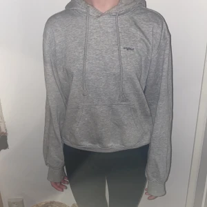 Hoodie - Bra skick, några små fläckar, ganska andvänd