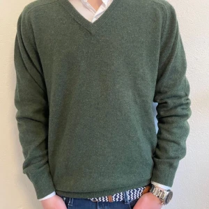 Alan Paine Tröja - Grön - Otroligt lyxig och stilig tröja från engelska märket Alan Paine. Tröjan är tillverkad av 100% Lammull. Skick 8.5/10. Storlek Eur 50, motsvarar M. Nypris 1599kr. Priset kan diskuteras vid snabb affär. Hör av dig vid minsta fundering🍾