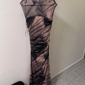 Zara klänning använd en gång !  - Från Zara. Använd en gång i oktober 2023, födelsedagsfirande. Ligger bara i garderoben. Ny pris. 500kr Hör av er ifall ni vill ha foton på hur den sitter! Priset kan ALLTID diskuteras!!
