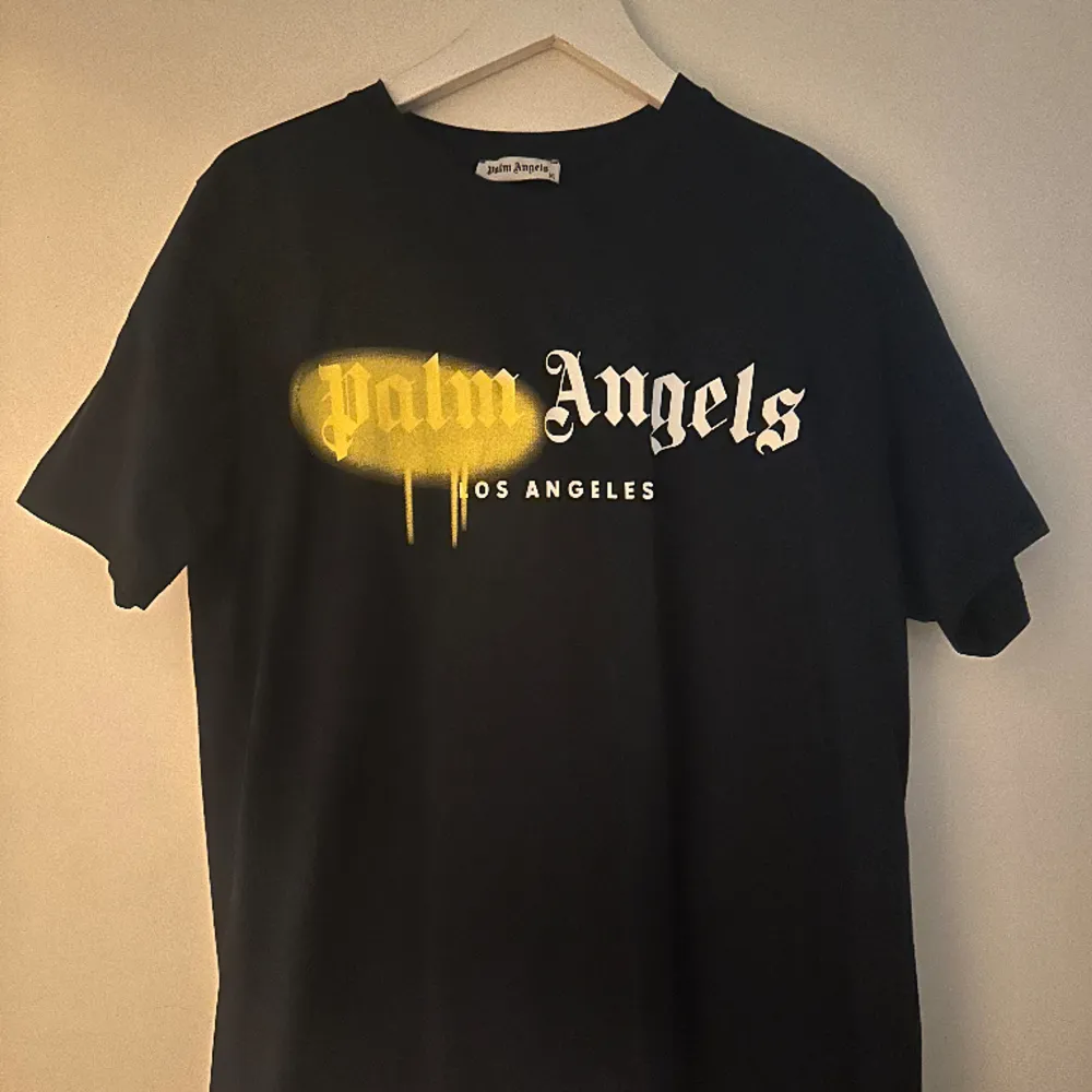 Palm angels los angeles sprayed t shirt. Mycket bra skick. . T-shirts.