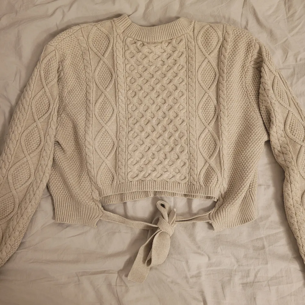 Beige stickad tröja från Vero Moda med en superfin detalj baktill. Den är i fint skick då jag inte använt den så många gånger🙌 Storlek medium. 💕. Tröjor & Koftor.