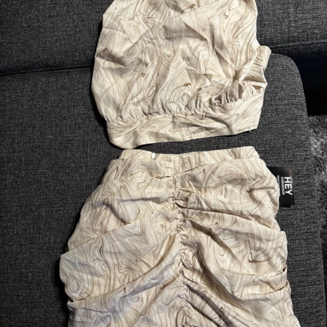 Oanvänd top och kjol