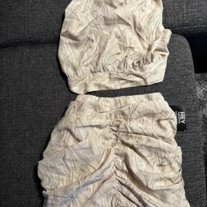 Oanvänd top och kjol  - Prislappar kvar. Överdel storlek 40 och kjolen storlek 38.