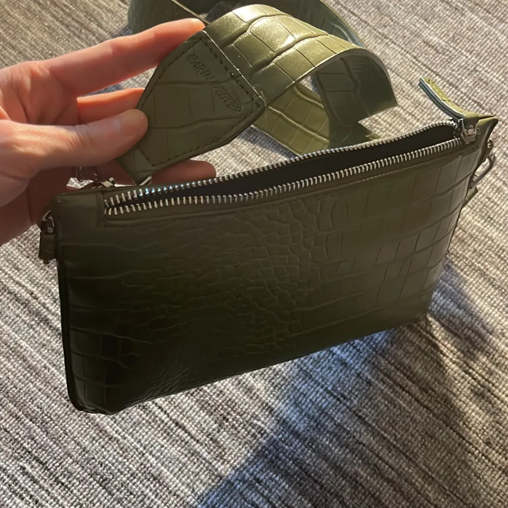 Knappt använd, fina gröna väskan   . Väskor.