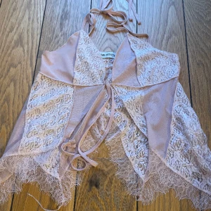 Spetstopp  - En jättefin spetstopp från Urban Outfitters, använd 1 gång💕