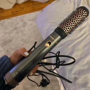 Varmluftsborste - Oanvänd varmluftsborste med 2 olika borsthuvuden från obh nordica som funkar i både torrt o fuktigt hår. Säljer endast då den inte kommit till användning💕nypris 799 (kartong medkommer)