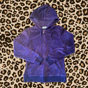 lila velour hoodie  - lila hoodie med dragkedja. kontakta gärna vid frågor <3