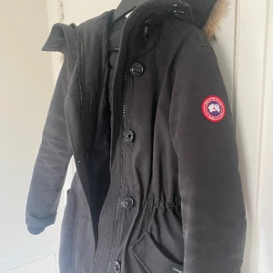 Canada goose jacka - Säljer min rossclair parka canada goose eftersom jag inte använder den längre. Använd endast 1 vinter, kvitto och prislapp finns kvar om det önskas. Köpt för 11399 men ligger nu på runt 19000 nypris. Skriv för fler bilder😊