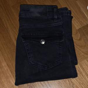 Jättefina grå/svarta jeans från lager 157. Original pris:400kr, säljer pga inte kommer till användning. Jättebra skick( priset kan diskuteras )