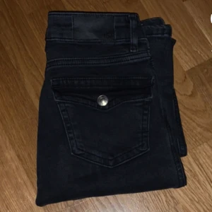 Lågmidjade 90s Boot  - Jättefina grå/svarta jeans från lager 157. Original pris:400kr, säljer pga inte kommer till användning. Jättebra skick( priset kan diskuteras )