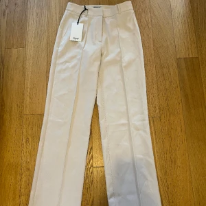 Beige kostymbyxa madlady - Oanvända kostymbyxor från madlady, endast testade. Högmidjade med rak passform nedtill. Storlek 36.