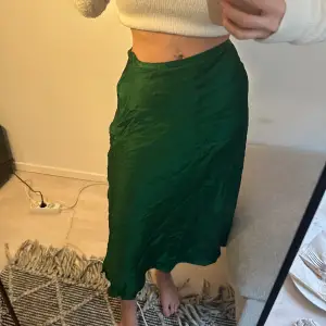 Grön kjol, helt felfri. Ostruken på bilden
