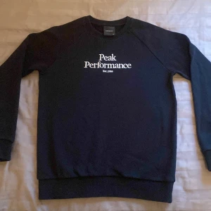 Fin sweatshirt Peak performance  - Sparsamt använd. Fortfarande svart, inte blekt. Inga hål eller annat slitage. Djur- och rökfritt hem.