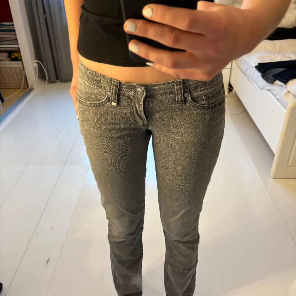 Snygga gråa och lågmidjade jeans, som är köpta second hand! W28 och är långa i benen. . Jeans & Byxor.