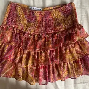 Interesskoll på min super fina zara kjol!! Använd ett fåtal gånger och är i fint skick💛💛 är även öppen för byten🥰