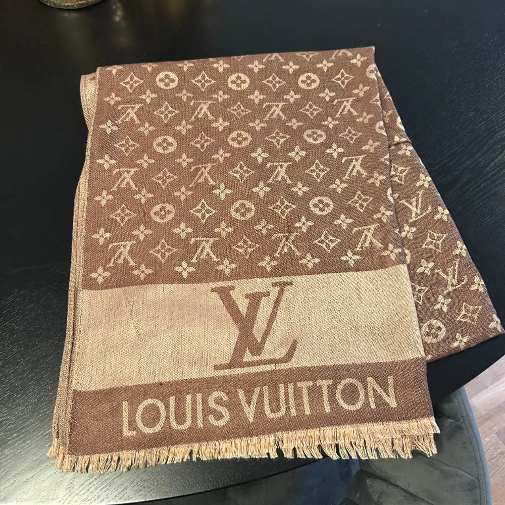 Louis Vuitton scarf (fake) knappt använd och i väldigt bra skick. 🫶🏻🫶🏻 Använd görna ”köp nu” 🤍. Övrigt.