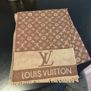 Louis Vuitton scarf (fake) knappt använd och i väldigt bra skick. 🫶🏻🫶🏻 Använd görna ”köp nu” 🤍