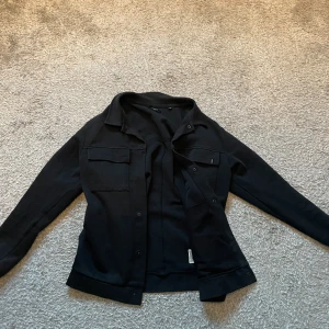 Overshirt  - Hej, nu säljer jag min overshirt från Jack and Jones. Den är i storlek L men jag själv har M och den passar perfekt på mig. Hör av dig om du har några funderingar! 