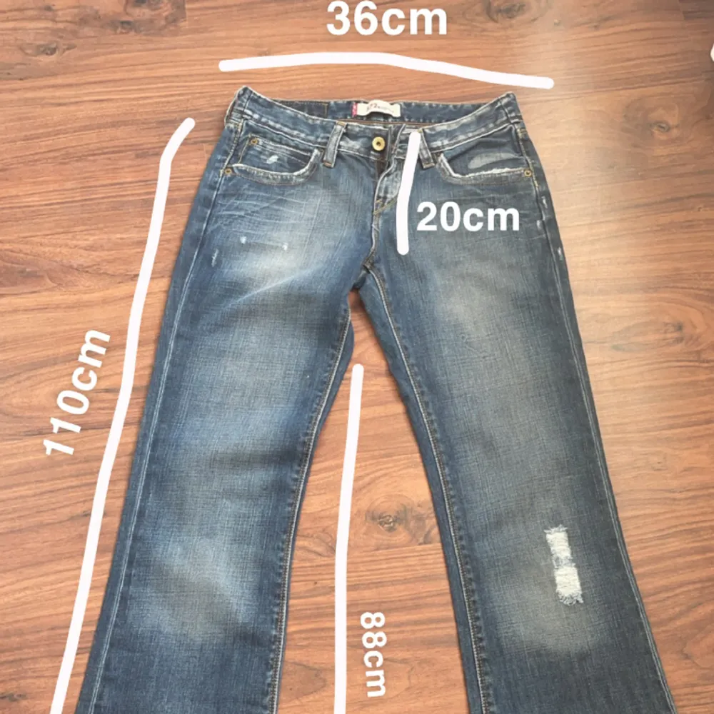 Så snygga, Levis jeans, midjemått 36cm inerbenslängden 88cm, pris går att diskutera❤️❤️skriv för mått. Jeans & Byxor.