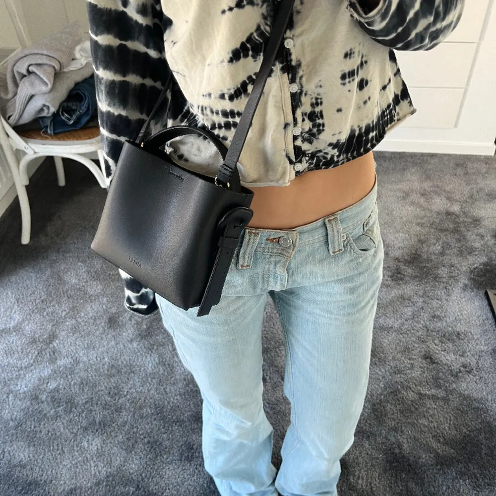 Så fin svart crossbody väska från arket! Som ny, inga defekter! Nypris 1390kr. Väskor.