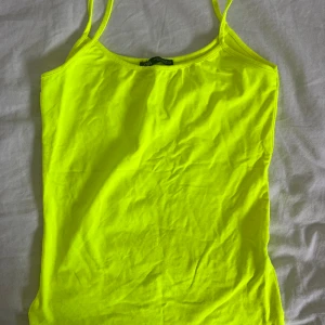 Ett neongult linne köpt på Zara - Fint linne som är köpt på Zara, men som inte kommit till så mycket användning! Är i bra skick