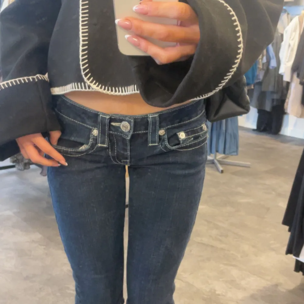 Jätte fina jeans, sitter bra men dem är lite små så kommer inte till användning ❤️ Inga defekter eller tecken på användning ❤️ Kan tänka mig och diskutera pris vid snabb affär!!. Jeans & Byxor.