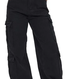 Cargo jeans - Storlek L menpsssar XS-L beroende på hur man vill att dom ska sitta ( jag har vanligt vis XS men dom sitter baggy och lågmidjat på mig)