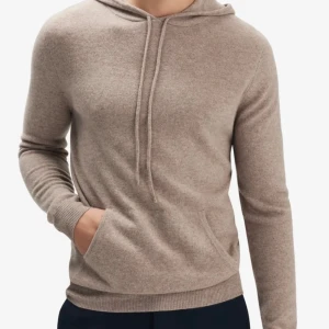 Kashmire Hoddie John Henric  - Säljer en Kashmir Hoddie från John Henric. Tröjan är helt oanvänd och kostar nypris 1799kr, säljer den för 1100 men priset går att diskuteras 😀Kom gärna med prisförslag. Storleken är L men passar 100% M 